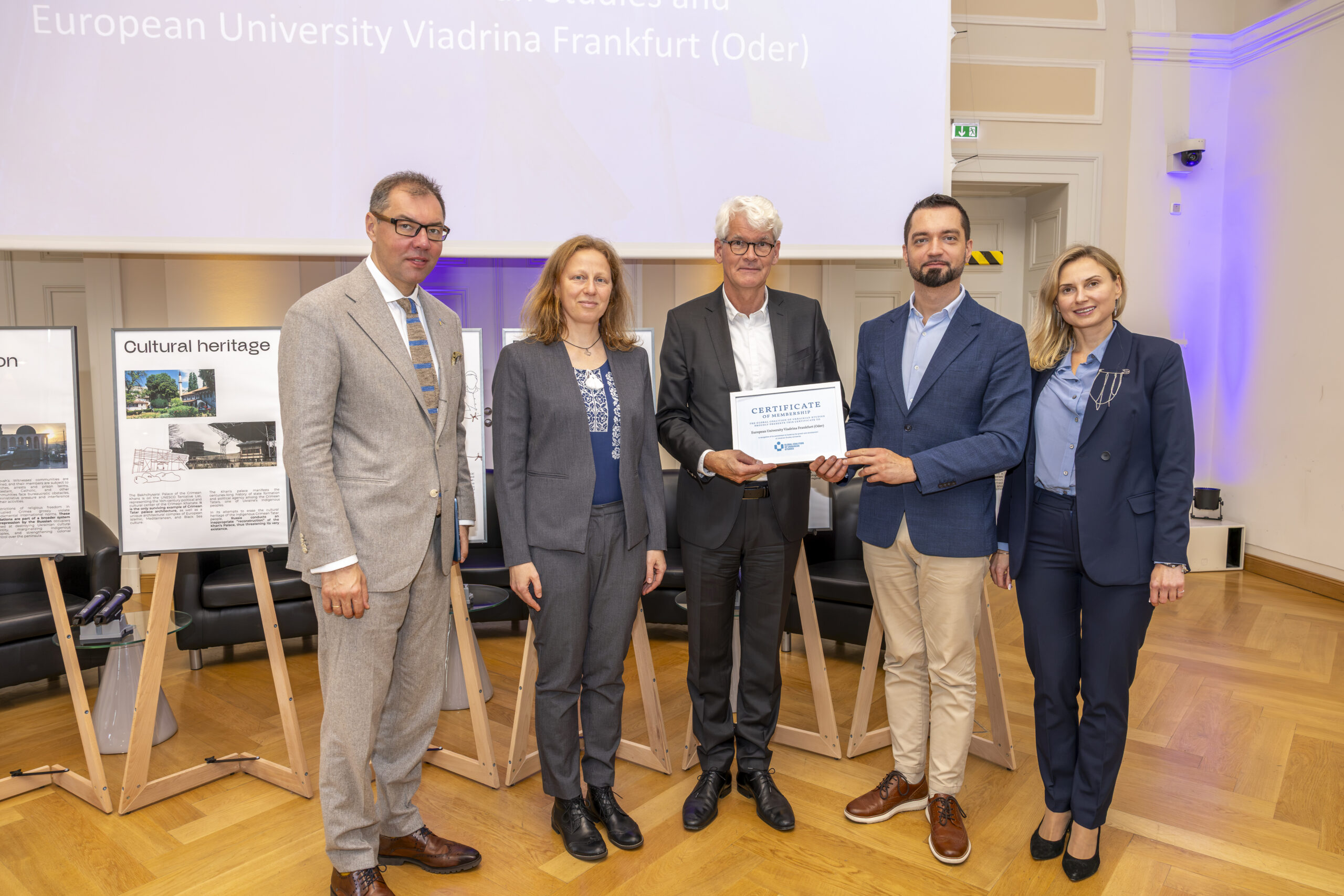 Opening Ukrainian Week, Signing of the Memorandum of Cooperation: 
Volodymyr Sheiko (General Director of the Ukrainian Institute) (re), 
Prof Dr. Eduard Mühle (President of the European University Viadrina Frankfurt (Oder), li)